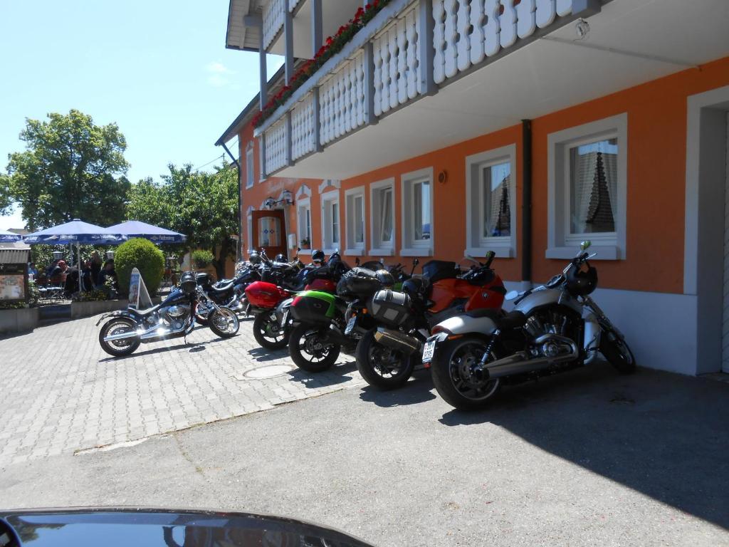 Landgasthof Schutzen Hotel Tengen Екстериор снимка